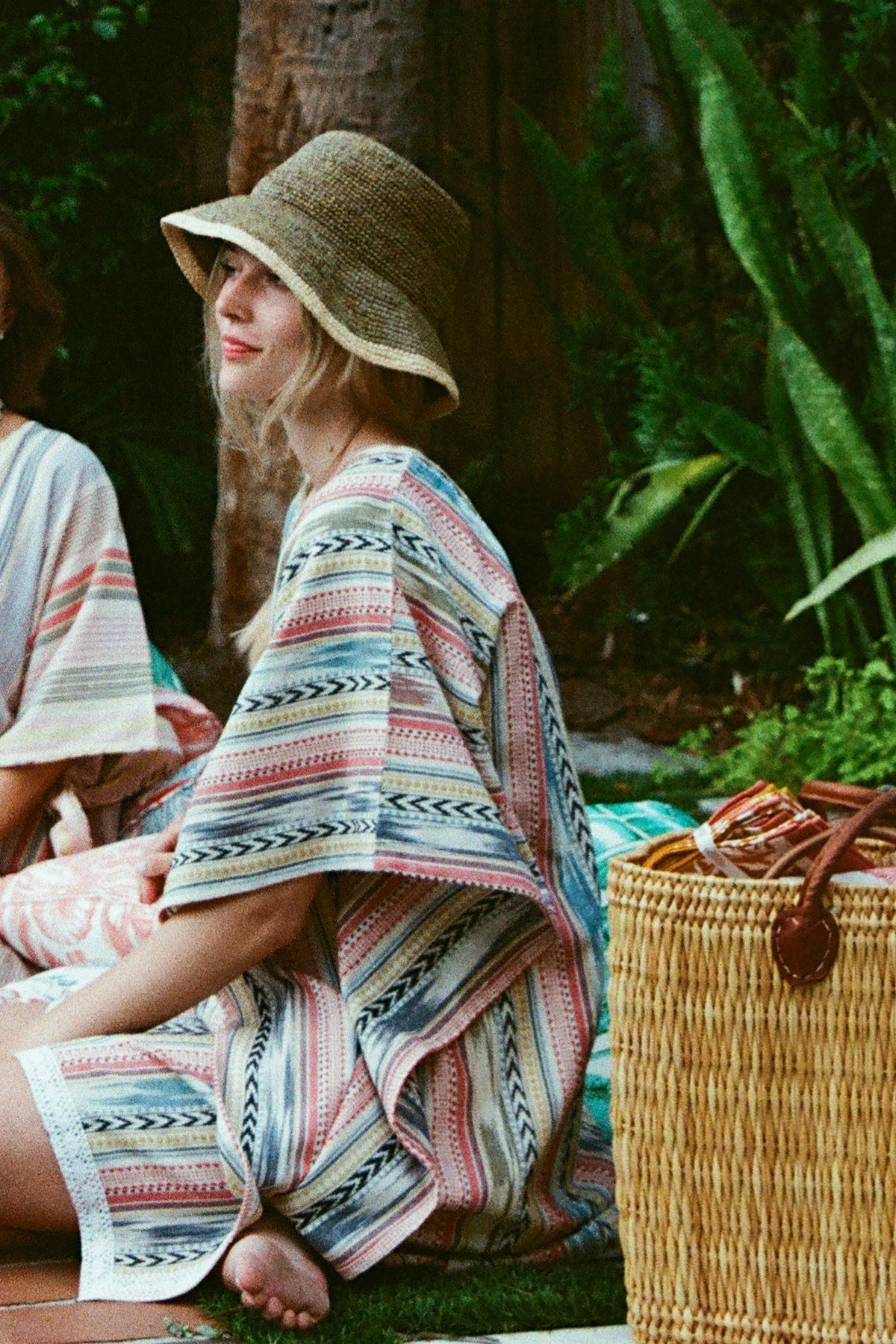 Kaftan corto de playa con cuello cuadrado | Concha de vieira azul real/bígaro