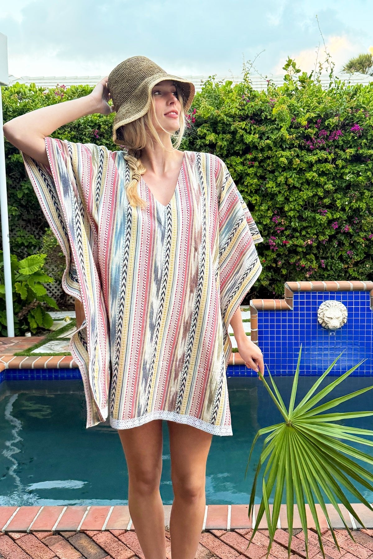 Kaftan corto de playa con cuello cuadrado | Concha de vieira azul real/bígaro