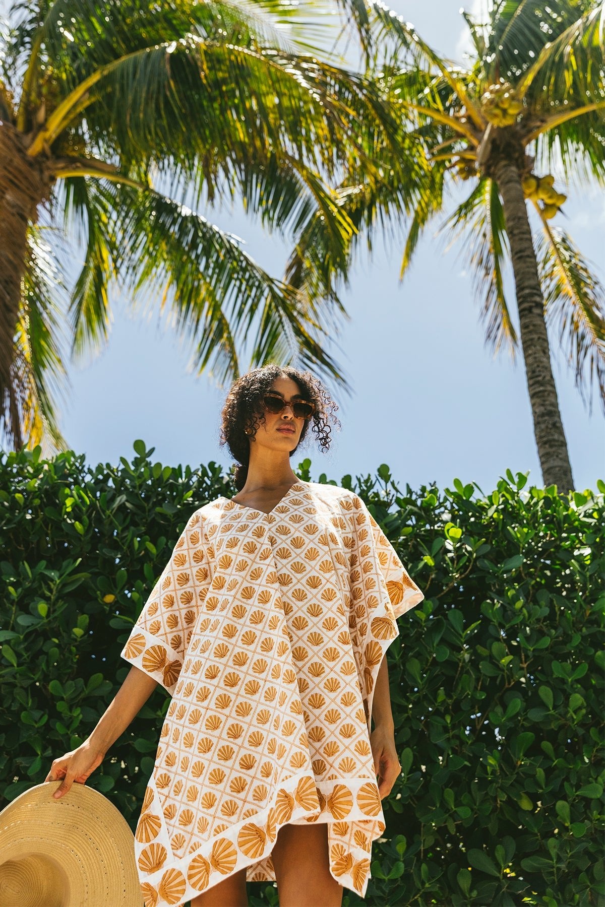 Kaftan corto de playa con cuello cuadrado | Concha de vieira azul real/bígaro