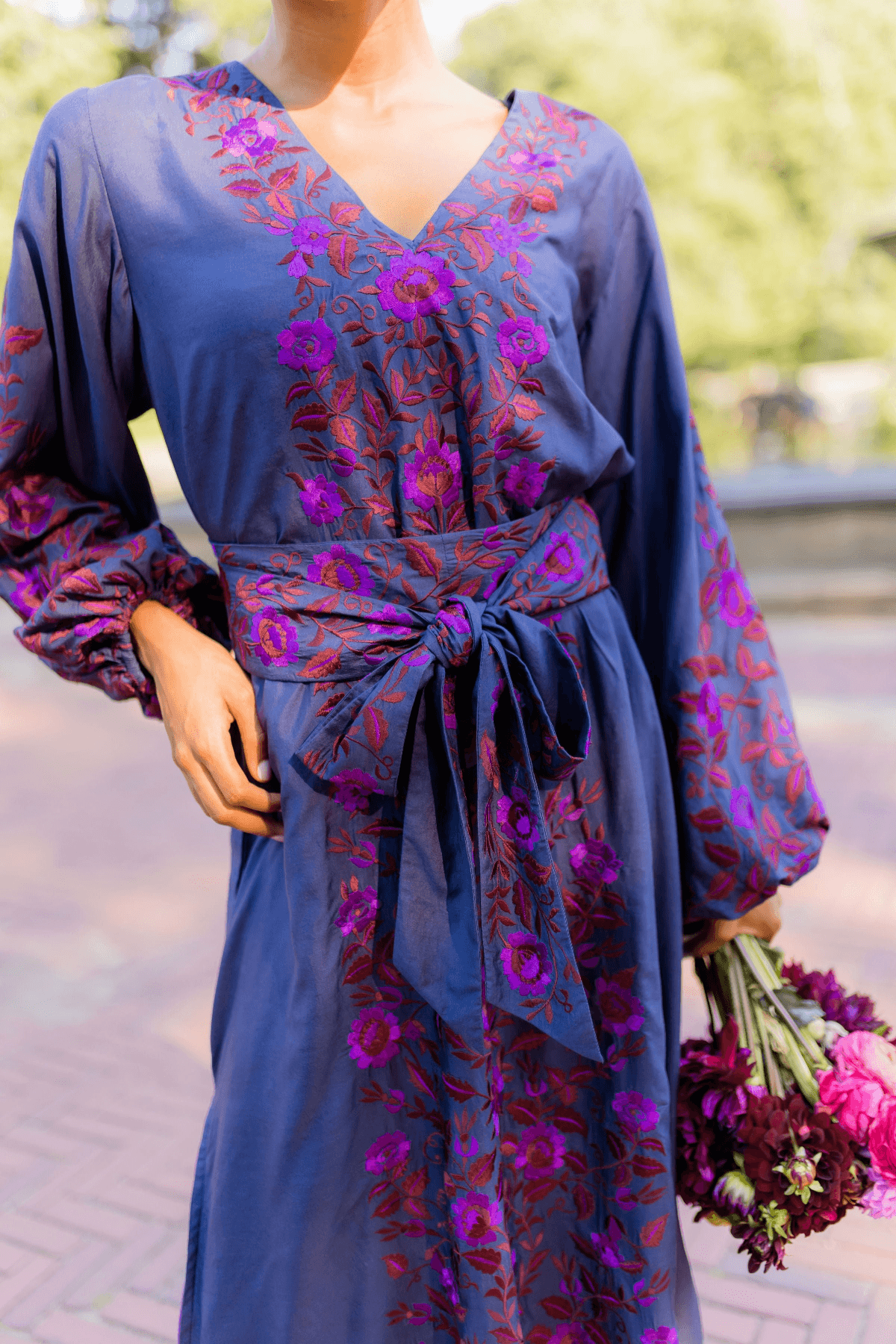 Manga de globo de doble cañón SS Kaftan | Bordado de flores índigo/magenta/borgoña intenso